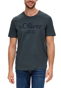 Tamno siva pamučna majica kratkih rukava s okruglim izrezom, s velikim crnim "s.Oliver" logotipom i tekstom na prednjoj strani.