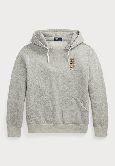 Haut en coton gris avec une poche kangourou, capuche avec cordon de serrage et logo d'ours brodé. Texture douce avec des poignets et un ourlet côtelés.