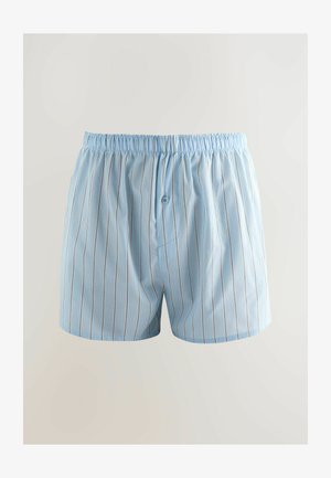 Lichtblauwe katoenen boxershorts met dunne verticale strepen, een elastische tailleband en een knoopdetail aan de voorkant. Gladde textuur en een ontspannen fit.