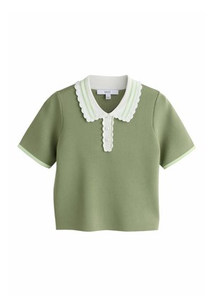 Kortærmet olivengrøn strikbluse med hvid bølget krave, perleknapper og lysegrønne striber på krave og ærmekanter.