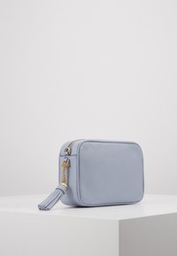 MICHAEL Michael Kors JET CAMERA - Mala a tiracolo - pale blue