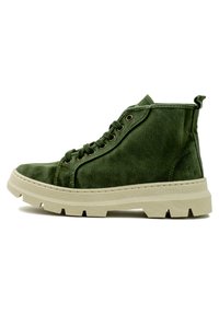 Zapatillas altas de lona verde con puntera redonda, sistema de cordones y suela de goma beige con patrón estriado. Con un tirador como acento.