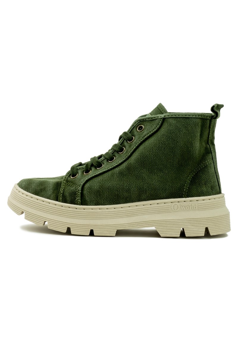 Zapatillas altas de lona verde con puntera redonda, sistema de cordones y suela de goma beige con patrón estriado. Con un tirador como acento.