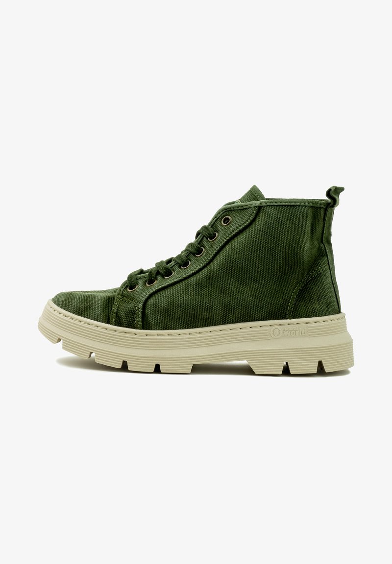 Zapatillas altas de lona verde con puntera redonda, sistema de cordones y suela de goma beige con patrón estriado. Con un tirador como acento.