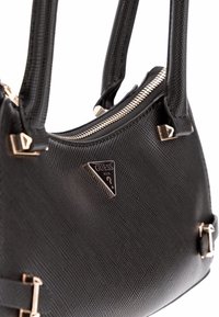 Borsa nera realizzata in materiale sintetico testurizzato, con una zip argentata, accessori in tono dorato e un accento a forma di triangolo.