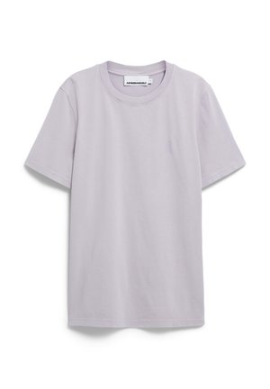 Camiseta sencilla de manga corta en gris claro con un cuello redondo y una etiqueta visible de "ARMEDANGELS" en el interior del cuello.