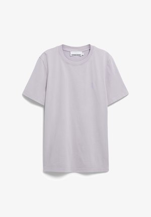 Camiseta sencilla de manga corta en gris claro con un cuello redondo y una etiqueta visible de "ARMEDANGELS" en el interior del cuello.