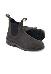 Stivaletti alla caviglia in suede grigio con pannelli elastici laterali, linguette per il grip e suola in gomma nera con un motivo a battistrada testurizzato.