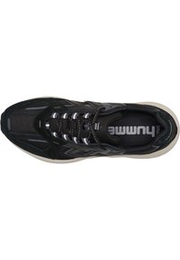 HUMMEL Sneakers mit einem schwarzen Netz-Obermaterial und Wildlederakzenten. Sie verfügen über weiße Schnürsenkel, eine gepolsterte Innensohle und eine leichte Gummisohle.