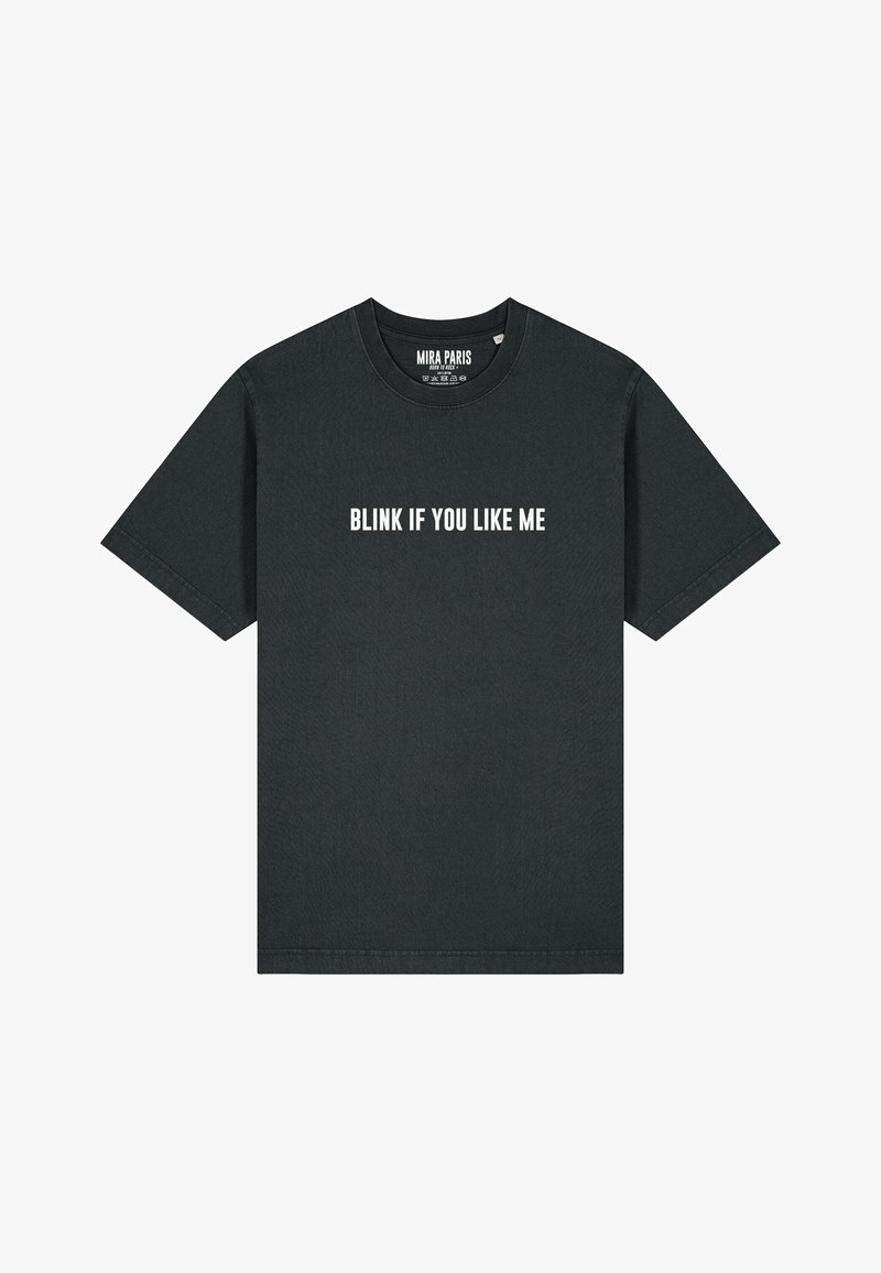 Melnas kokvilnas T-krekls ar īsām piedurknēm un apļa kakla izgriezumu. Teksts baltā krāsā: "PAMODINI, JA TEV PATIKU" centrā uz krūtīm.