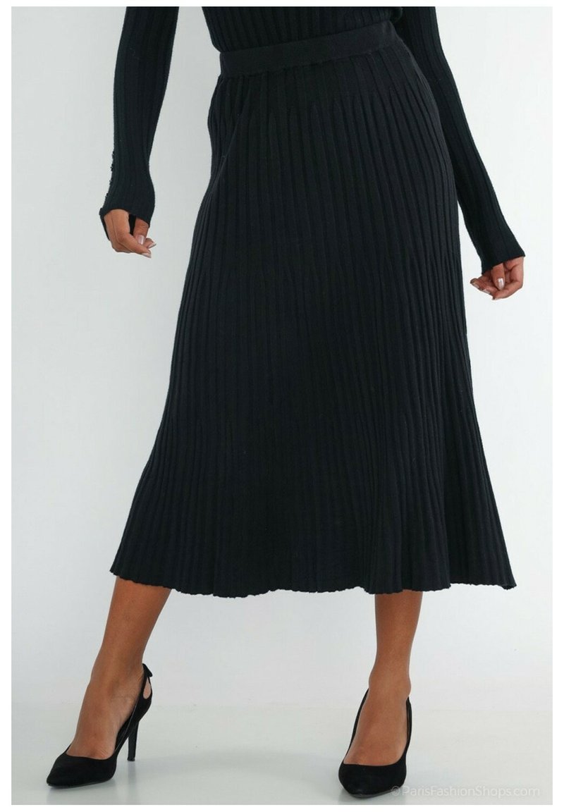 Jupe midi plissée noire avec une ceinture, fabriquée en tissu côtelé. La jupe s'évasent au niveau de l'ourlet et présente une texture lisse.