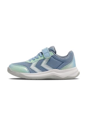 Jasnoniebieski i miętowozielony but sportowy z siateczkową tkaniną, paskiem na rzep, białą podeszwą i zygzakowatym wzorem z boku.