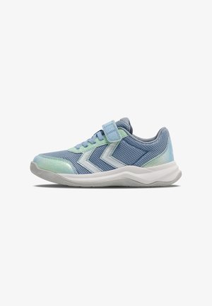 Lyseblå og mintgrøn atletiksneaker med meshstof, velcrolukning, hvid sål og zigzag-mønster på siden.