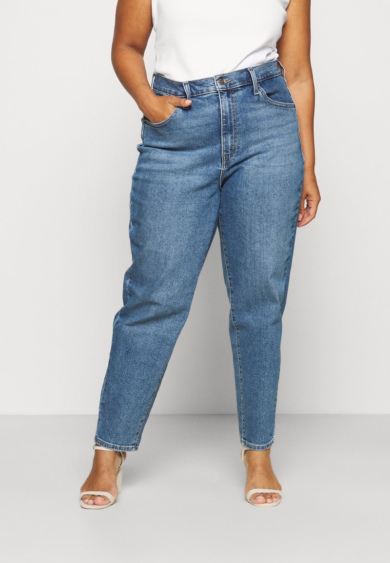 Jean bleu clair taille haute avec une coupe droite, doté d'un design classique à cinq poches et d'un léger effet délavé sur le tissu.