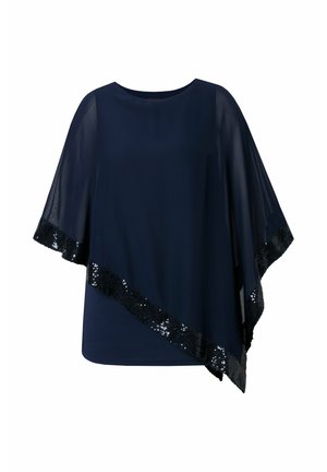 Laivastonsininen sifonkipusero, jossa on epäsymmetrinen helma ja hihat, koristeltu diagonaalisella mustalla paljettinauhalla.