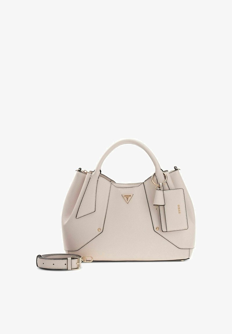 Sac à main structuré beige clair avec poignées supérieures, bandoulière amovible, logo sur le devant, ainsi qu'un porte-clés et une étiquette attachés avec des accents dorés.