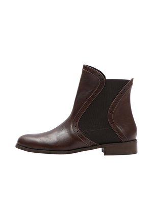 Bruine leren enkelboot met elastische panelen, ronde neus en decoratieve stiksels langs de naden. Lage blokhak.
