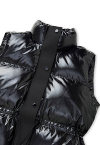Chaleco de plumas negro con un acabado brillante, que presenta un cuello alto, cintura con cordón y cierre frontal con botones. Textura suave y diseño acolchado.