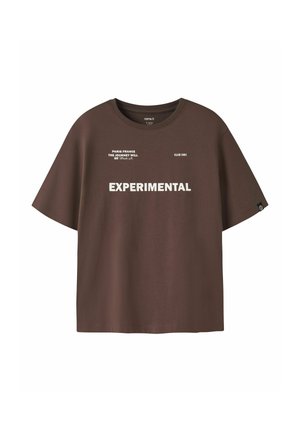 Brązowy t-shirt z krótkim rękawem z białym napisem ""EXPERIMENTAL"" oraz mniejszym tekstem powyżej: ""PARIS FRANCE THE JOURNEY WILL BE"" i ""CLUB 1987.""