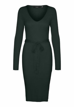 Prążkowana sukienka z długim rękawem w ciemnozielonym kolorze, z dekoltem w serek i wiązanym w pasie. Wykonana z miękkiego materiału, o dopasowanej sylwetce.
