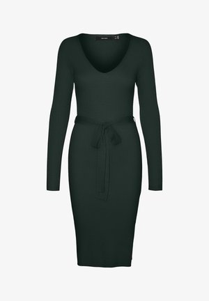 Prążkowana sukienka z długim rękawem w ciemnozielonym kolorze, z dekoltem w serek i wiązanym w pasie. Wykonana z miękkiego materiału, o dopasowanej sylwetce.