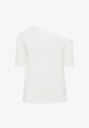 Top alb cu mâneci scurte și decolteu asimetric, cu o parte lăsată pe umăr.