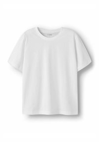 Bela majica s kratkimi rokavi iz mehke tkanine, z okroglim izrezom in sproščenim krojem, brez vidnih vzorcev ali poudarkov.
