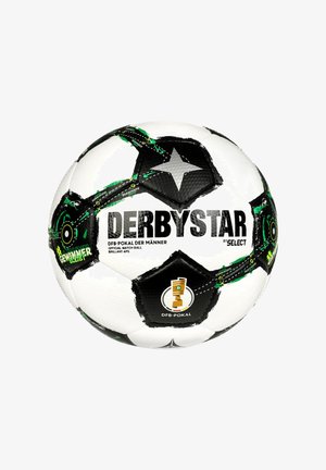 Pallone da calcio bianco e nero con accenti verdi; presenta pannelli pentagonali ed esagonali, marchio "DERBYSTAR", loghi e una superficie testurizzata.