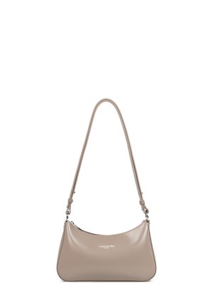 Borsa a tracolla in pelle beige con forma a mezzaluna, tracolla regolabile e dettaglio logo argentato. Texture liscia e design minimalista.