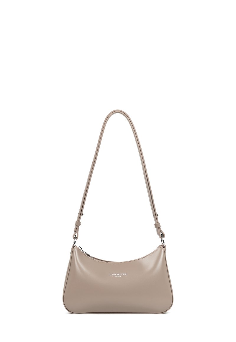 Borsa a tracolla in pelle beige con forma a mezzaluna, tracolla regolabile e dettaglio logo argentato. Texture liscia e design minimalista.