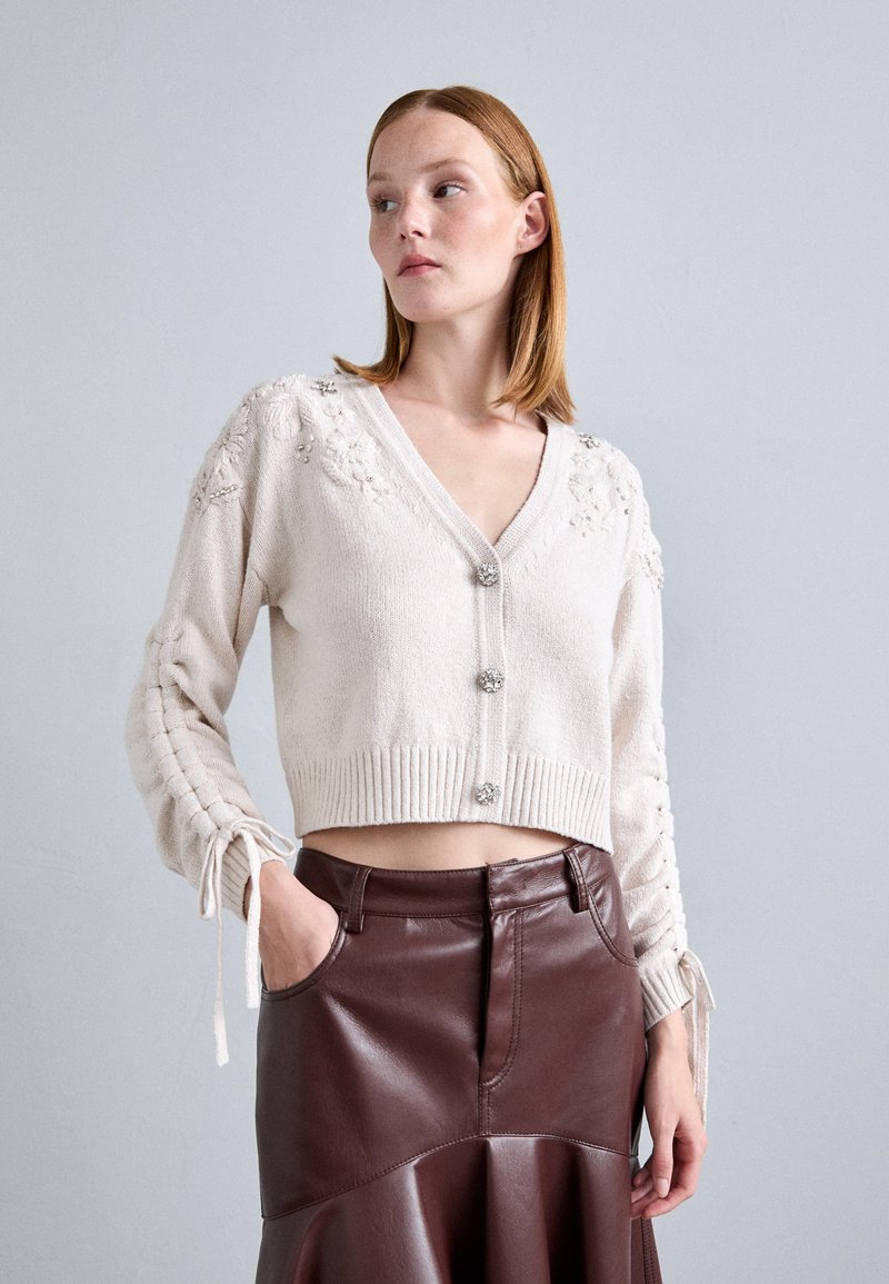 Cinq à Sept BRIE EMBROIDERED CARDIGAN - Strickjacke - gardenia