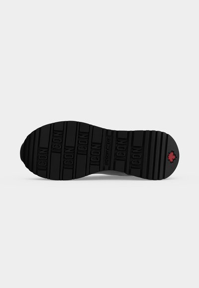 Semelle de chaussure en caoutchouc noir avec des rainures horizontales et texte répété "ICON", avec un petit logo rouge en forme de feuille d'érable près du talon.