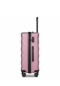 Valise rigide rose avec poignée télescopique, quatre roues multidirectionnelles, poignée latérale et fermeture éclair, présentée en position verticale.