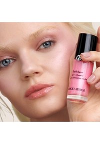 Giorgio Armani Fluid Sheer, i en klar glassflaske med et svart lokk, har en rosa gradientvæske som forbedrer hudens lysstyrke.