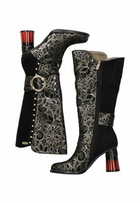 Bottes noires hautes avec des motifs floraux argentés en dentelle, une fermeture éclair sur le côté, une boucle décorative et un talon bloc accentué de rouge.