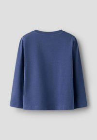 Maglietta a maniche lunghe blu navy, con scollo tondo, vista da dietro su uno sfondo grigio uniforme.