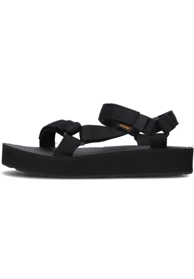 Sandalias negras con un diseño de tiras entrelazadas, hechas de material duradero, con una plantillas texturizadas y suela gruesa y plana.