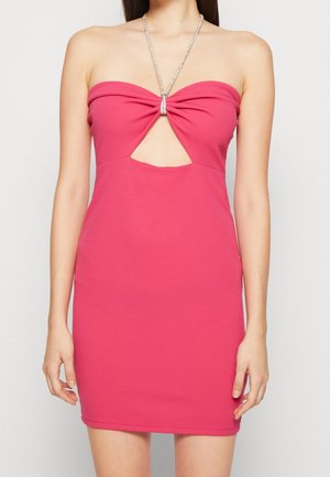 Różowa mini sukienka bez ramiączek z wycięciem pod biustem, marszczonym węzłem na środku i paskiem na szyję ozdobionym kryształkami.