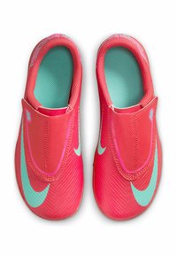 Zapatillas rosa tipo slip-on con superficie texturizada, que presentan un swoosh de Nike en verde menta y una plantilla en color aqua. Diseño ligero adecuado para uso informal.