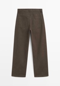 Brązowe dżinsy o prostym kroju, z pięcioma kieszeniami i teksturowanym wykończeniem. W pasie znajdują się szlufki na pasek.