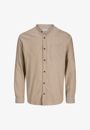 Bež košulja dugih rukava s okovratnikom u stilu bande, prednjim džepom i crnim dugmadi, izrađena od teksturirane tkanine.