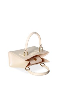 Beige gestructureerde handtas met twee handvatten, gouden hardware accenten en een drukknoopsluiting. Heeft een vlakke bodem en open binnencompartimenten.
