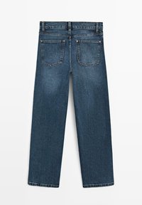 Jeans denim blu scuro a gamba dritta mostrati da dietro con due tasche posteriori e passanti per cintura in vita.