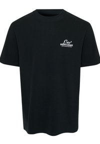 Camiseta negra de manga corta con texto blanco que dice "Eric's Skate Shack Santa Monica Boulevard" en el pecho, parte superior izquierda.