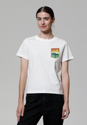 Witte katoenen t-shirt met korte mouwen, voorzien van een kleurrijke grafiek van een berg en zon op de linker borstzak. Eenvoudig, ontspannen ontwerp.