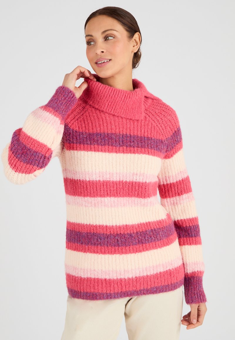 Pullover in maglia con colletto alto, texture a coste e strisce orizzontali in tonalità di rosa, rosso e viola. Maniche lunghe con polsini aderenti.