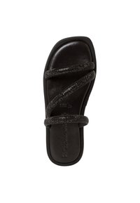 Sandali neri con tre cinghie testurizzate, suola piatta e design della punta quadrata. Materiale simile alla pelle liscio; stile minimalista.