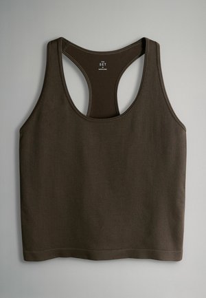 Tumši brūns ribots tanktops ar apaļu izgriezumu un platām lencēm, ar gludu tekstūru un izliekumu apakšmalā.