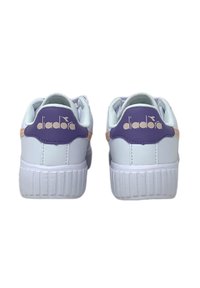 Sneaker bianche con suola in gomma testurizzata, caratterizzate da un tallone viola e sottili dettagli pesca. Logo del brand di colore chiaro sulla parte posteriore.