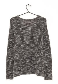 Maglione grigio a maglia con un design ampio e sovradimensionato. Tessuto morbido, con un motivo misto di filati chiari e scuri. Maniche lunghe, scollatura ampia.